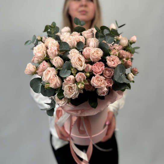 Композиция №125 из кустовых роз и эвкалипта