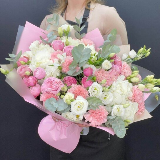 Авторский букет №294 с пионовидной розой и гортензиями