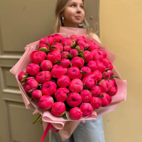 Монобукет №330 из 51 алого пиона
