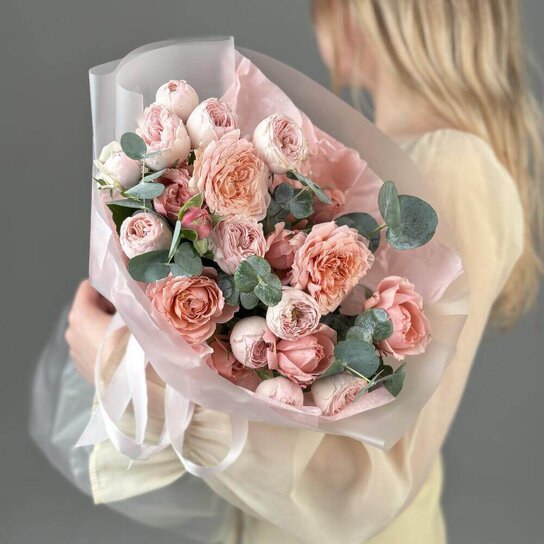 Монобукет №262 Кустовые пионовидные розы и эвкалипт