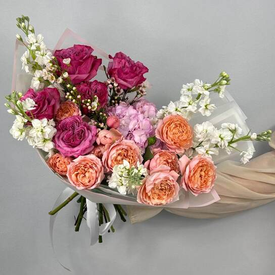 Авторский букет №121 из пышной гортензии и пионовидных роз