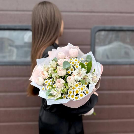 Авторский букет №179 "Нежность весны" из сантини, кустовых роз и альстромерий с ароматным эвкалиптом Фото 4