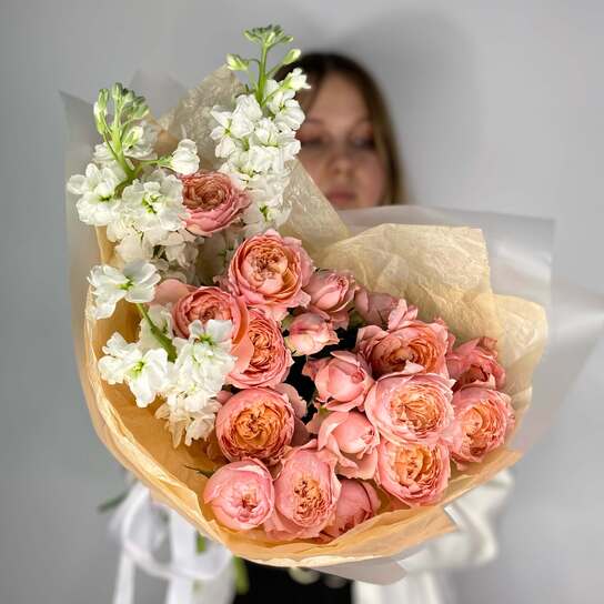 Авторский букет №140 из пионовидных роз Джульетта и маттиолы