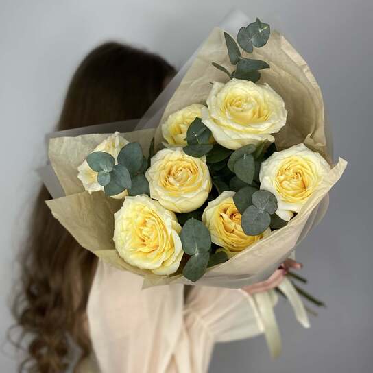 Монобукет №151 из пионовидных роз и эвкалипта