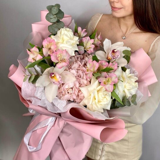 Авторский букет №261 Букет из нежных цветов: орхидеи, французские розы, гортензия Фото 3