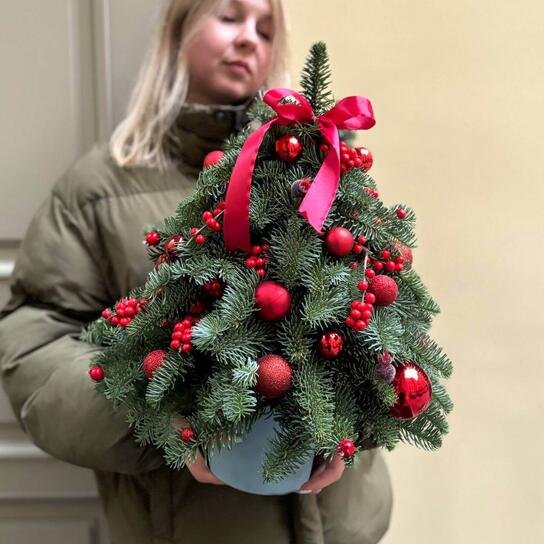 Композиция №142 "Ёлочка с красными шарами" из нобилиса и игрушек Фото 3