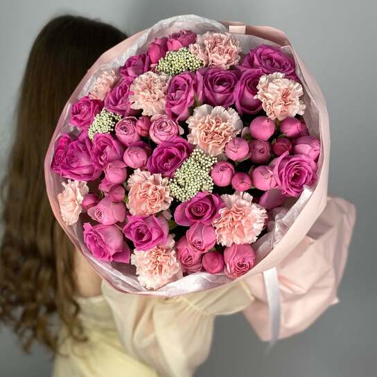 Авторский букт №144 из пионовидных роз и диантусов