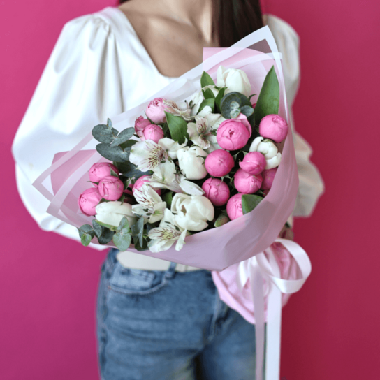 Авторский букет №249 из тюльпанов, кустовых роз и альстромерии Фото 3