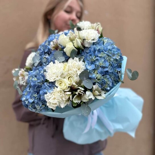 Авторский букет №191 Авторский букет "Небо с облаками" из гортензии, кустовых роз и гвоздик
