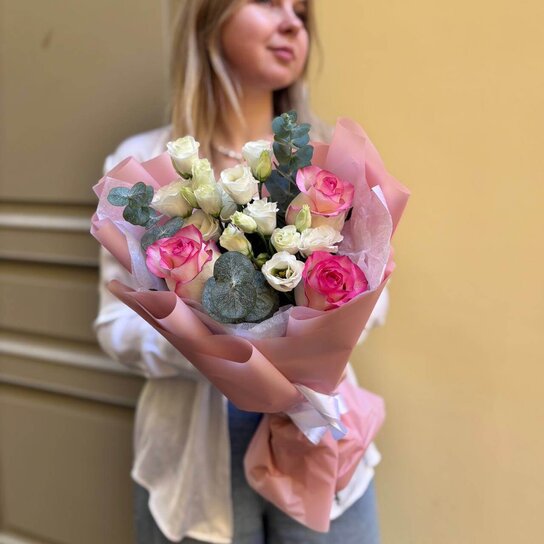 Авторский букет №256 из роз и устомы Фото 5