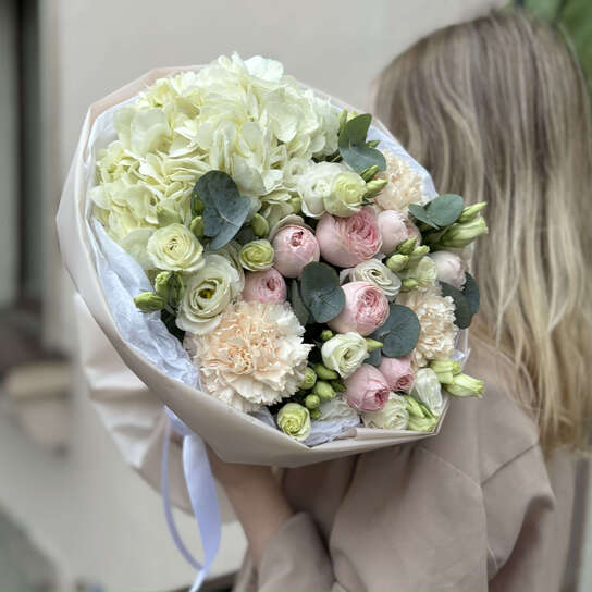 Авторский букет №149 с гортензиями, пионовидными розами и эустомой