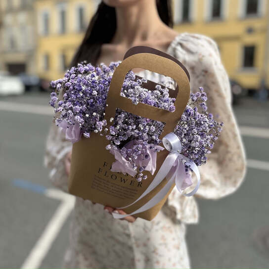 Композиция №115 с воздушной фиолетовой гипсофилой в крафтовой сумке, размер S