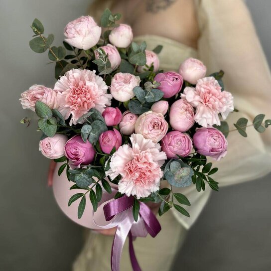 Композиция №171 Коробка из Пионовидных Роз и Эвкалипта Фото 4