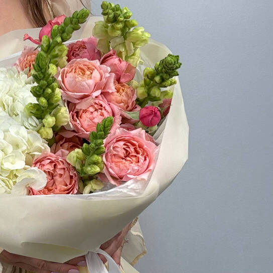 Авторский букет №124 с гортензией и львиным зевом