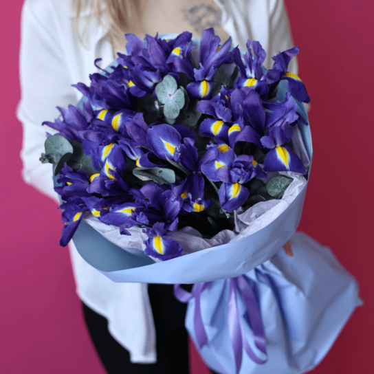 Монобукет №186 из 15 ирисов с эвкалиптом Фото 4