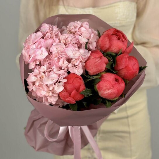 Авторский букет №288 Пионы Coral Charm и гортензия