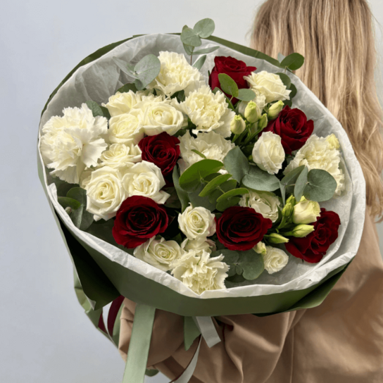 Авторский букет №159 "Воспоминание" авторский букет с розами, гвоздиками, эустомой и ароматным эвкалиптом