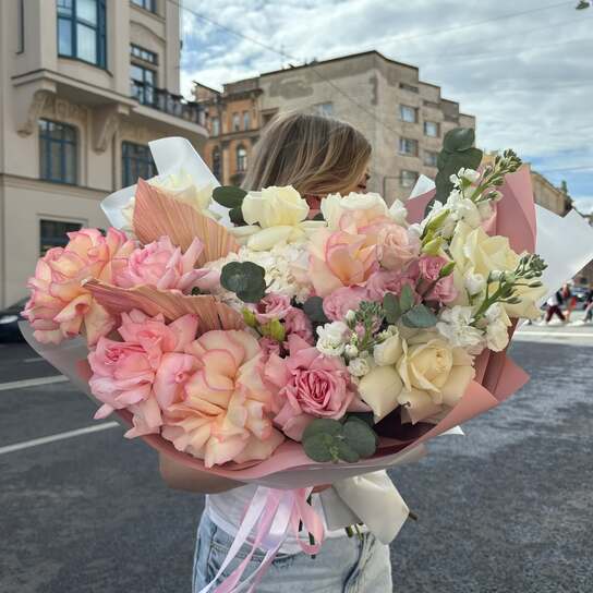 Авторский букет №129 бело-розовый