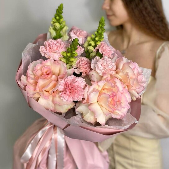 Авторский букет №263 Французские розы и розовые диантусы