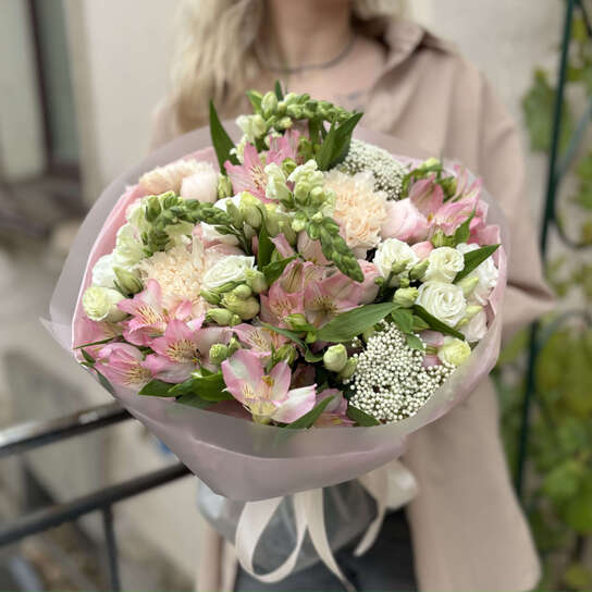 Авторский букет №151 из стойких цветов: альстромерия, эустома, диантусы, львиный зев