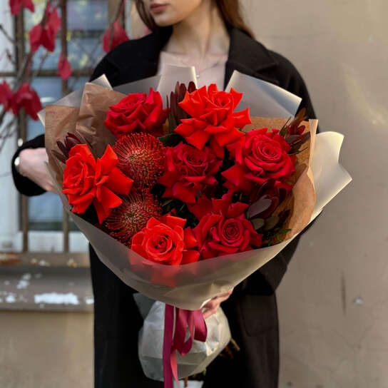 Авторский букет №137 из французских роз, нутана и леукодендрона