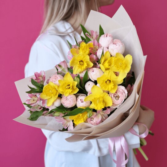Авторский букет №250 из нарциссов, кустовых роз и альстромерий Фото 3
