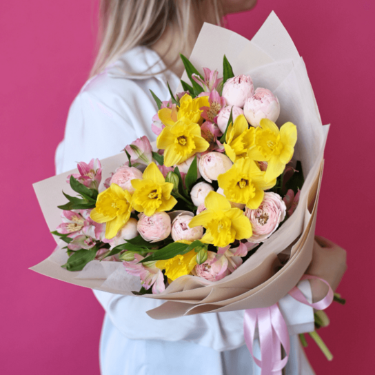Авторский букет №250 из нарциссов, кустовых роз и альстромерий Фото 3