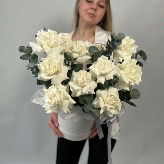 Композиция №130 из белых французских роз и эвкалипта