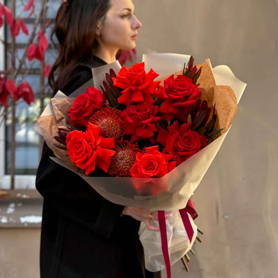 Авторский букет №137 из французских роз, нутана и леукодендрона