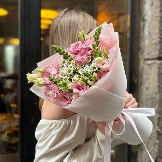 Авторский букет №154 с ромашками и розовым лизиантусом