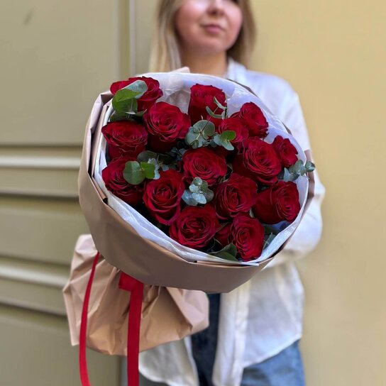 Монобукет №216 из 13 красных роз и эвкалипта Фото 4