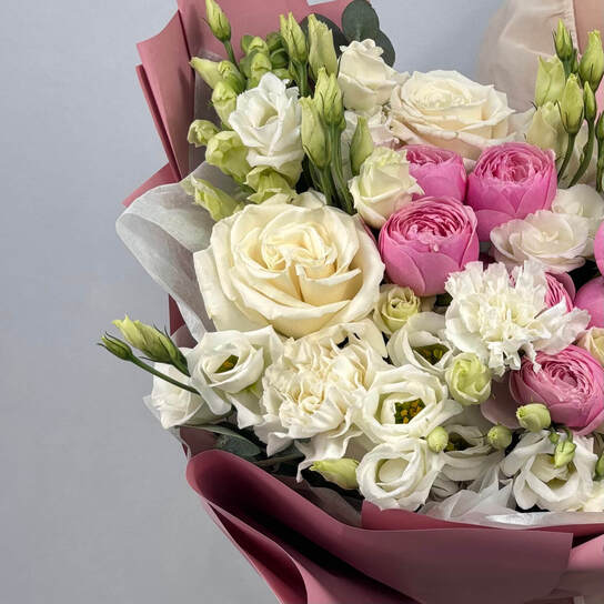Авторский букет №112 бело-розовый с пионовидной розой