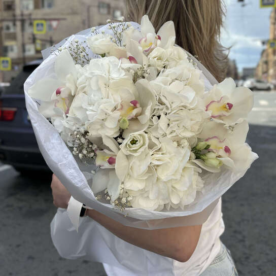 Авторский букет №128 из белой гортензии и цимбидиума