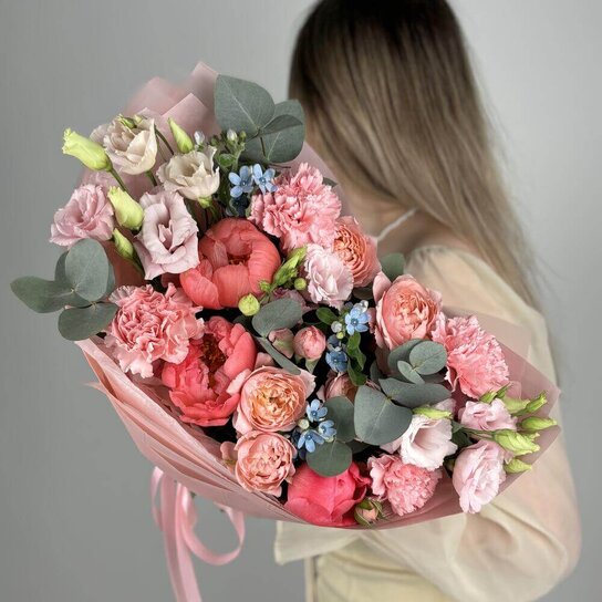 Авторский букет №285 пионы, гвоздики и джульетта