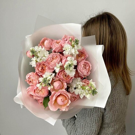 Авторский букет №297 Букет из пионовидных роз и маттиолы Фото 3