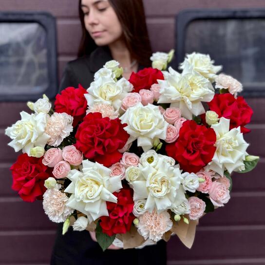 Композиция №138 Плетеная корзина с ВАУ-эффектом из роз, диантусов и эустом