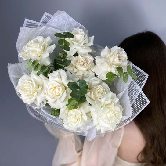 Монобукет №147 из белых франузских роз и эвкалипта