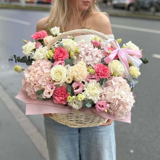 Композиция №135 в плетеной корзине с нежными цветами и ярким акцентом