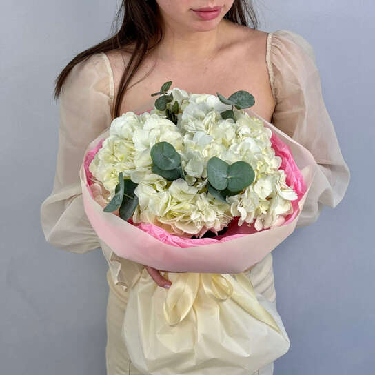 Монобукет №112, Гортензии белые 3шт в букете с эвкалиптом