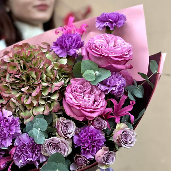 Авторский букет №132 из пионовидных роз и гортензии