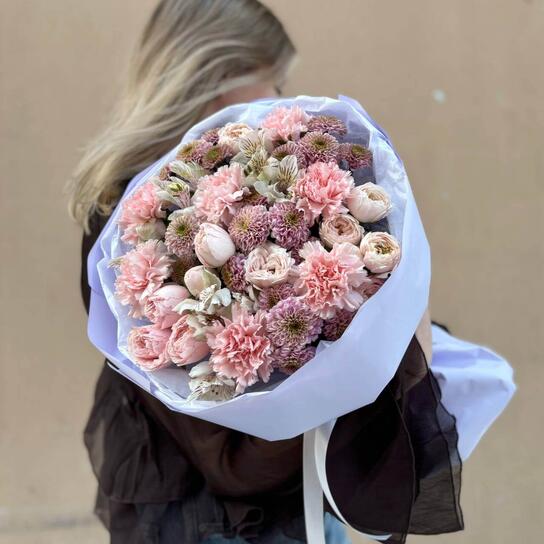 Авторский букет №186 Авторский букет "Нюд" из кустовых роз, гвоздик и сантини