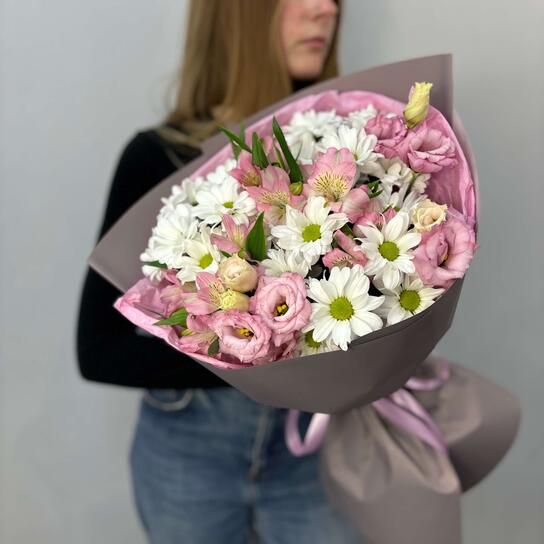 Авторский букет №167 "Ледник" их роз, гортензии и ароматного эвкалипта