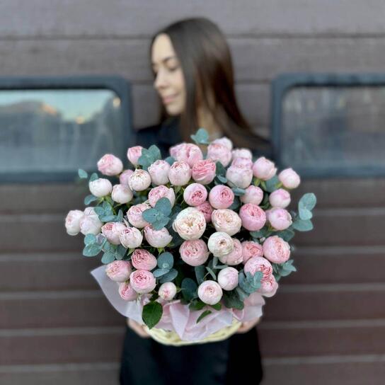 Композиция №151 "Пиономания" из кустовых роз и ароматного эвкалипта Фото 2