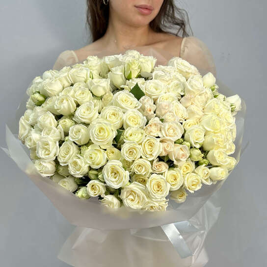 Монобукет №107, 45 кустовых белых роз 55 см, Эквадор