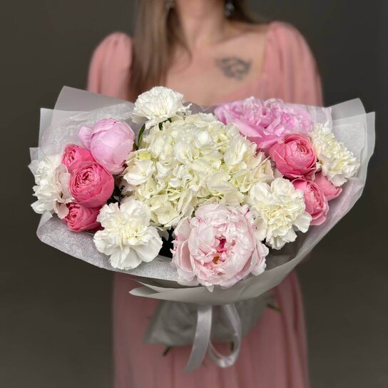 Авторский букет №234 из гортензии, пионов, кустовых роз и диантусов