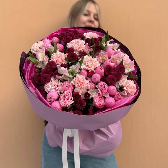 Авторский букет №185 Авторский букет "Ягодный пирог" из кустовых роз, гвоздик и сантини Фото 3