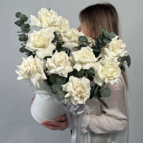 Композиция №130 из белых французских роз и эвкалипта