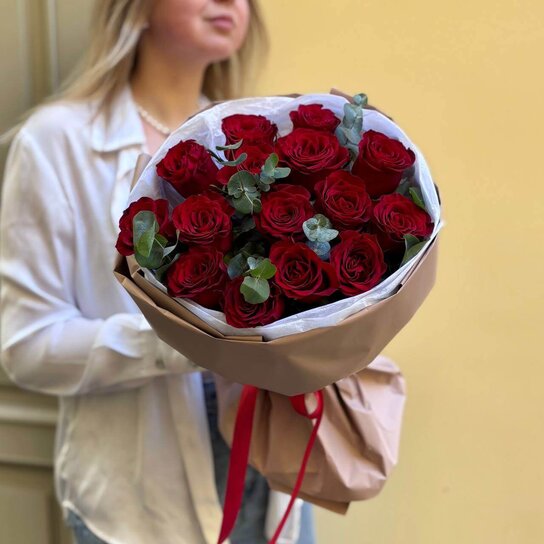 Монобукет №216 из 13 красных роз и эвкалипта