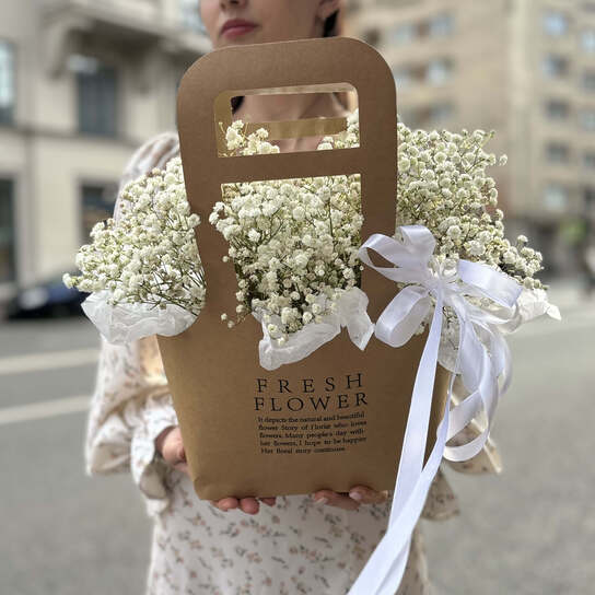 Композиция №109 с воздушной белой гипсофилой в крафтовой сумке, размер M