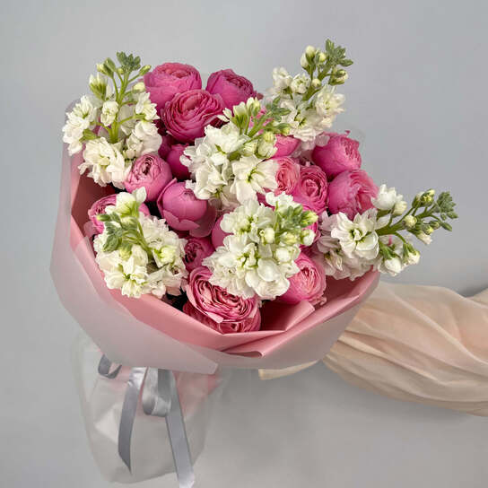 Авторский букет №109 с пионовидными розами и маттиолой